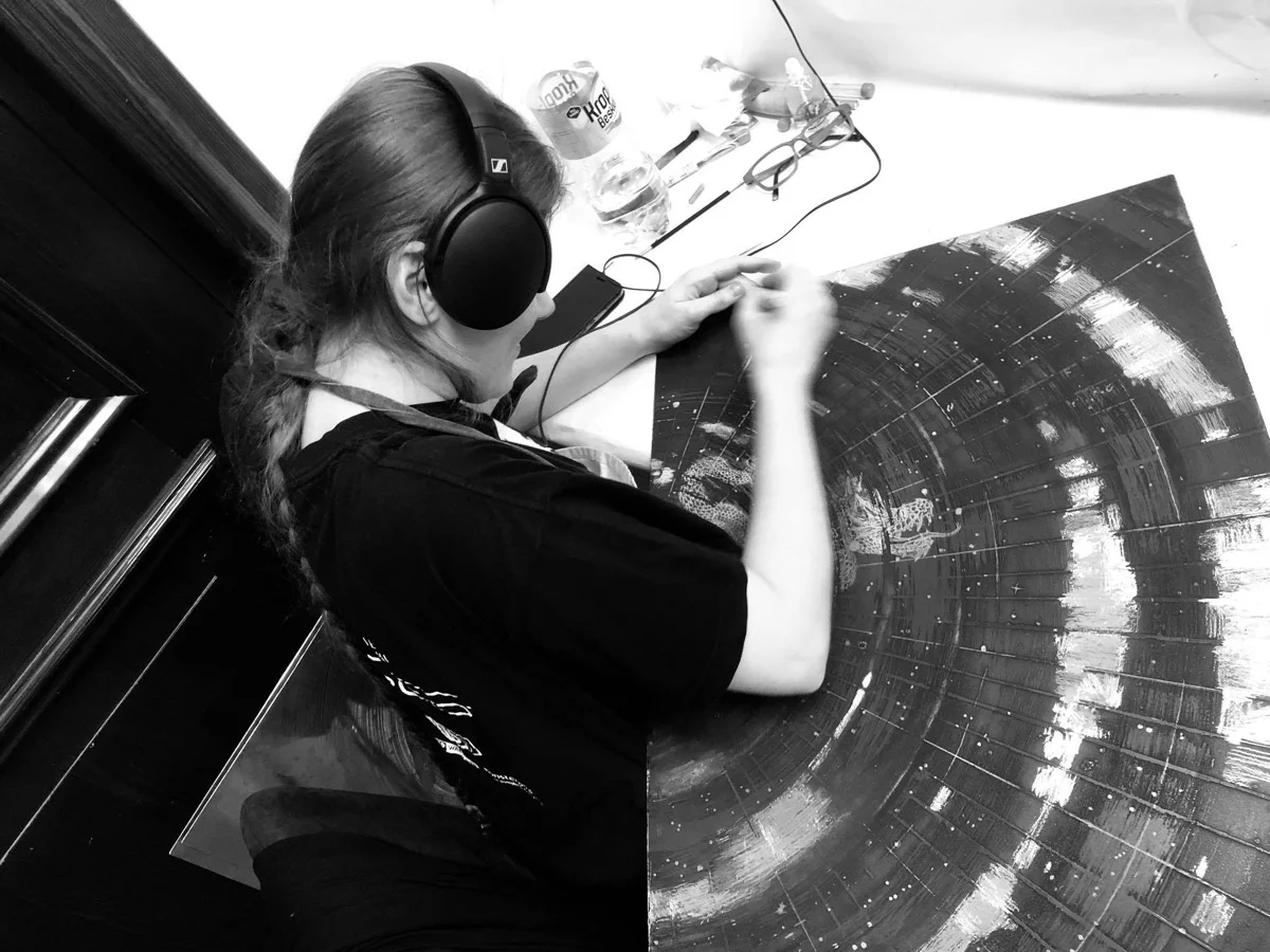 Karolina Zimna-Stelmaszewska working in studio